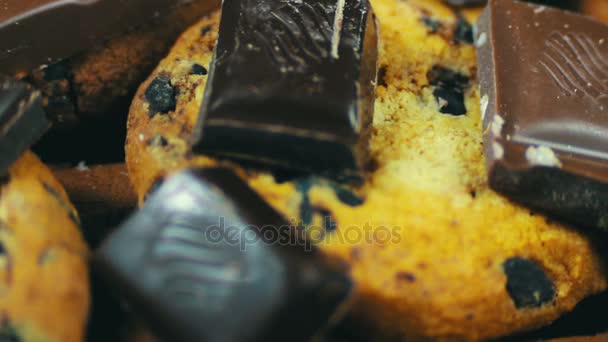 Sabrosas galletas de pastel con trozos de chocolate poco profundos y trozos de leche y chocolate negro — Vídeos de Stock