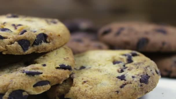 Imágenes de galletas caseras de chispas de chocolate — Vídeo de stock