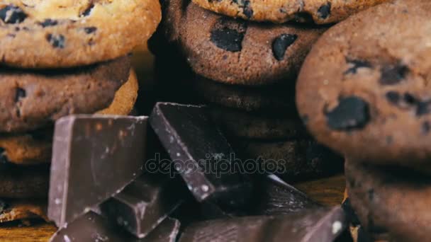 Galletas de pastel con chocolate y trozos de leche y chocolate negro — Vídeo de stock