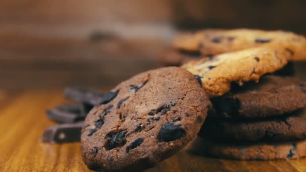 Galletas de pastel con chocolate y trozos de leche y chocolate negro — Vídeos de Stock