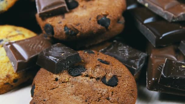 蛋糕饼干巧克力和牛奶巧克力和黑巧克力块 — 图库视频影像