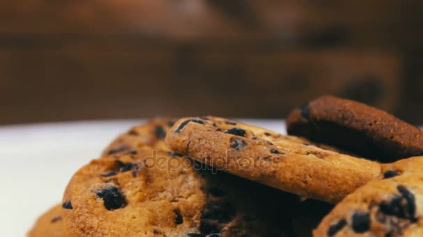 Kantelen van de Chocoladeschilfer cake koekjes op de tafel traag — Stockvideo