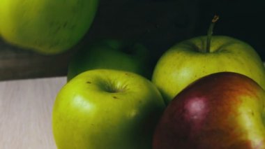 Olgun sulu yeşil elma