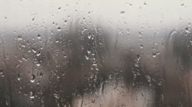 Ev pencerelerde yağmur damlaları.