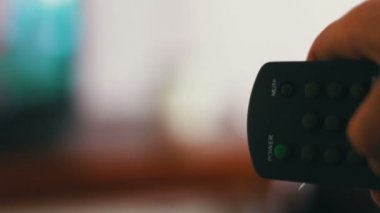 El uzaktan kumanda güç kapalı presler ve Tv'yi geçer