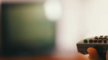 El uzaktan kumanda güç kapalı presler ve Tv'yi geçer