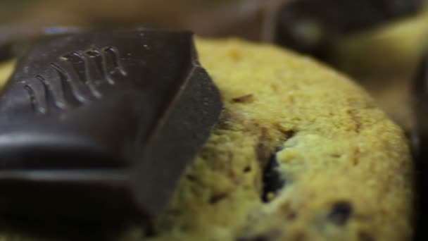 칩 초콜릿 케이크 쿠키와 우유와 어두운 초콜렛의 조각 — 비디오