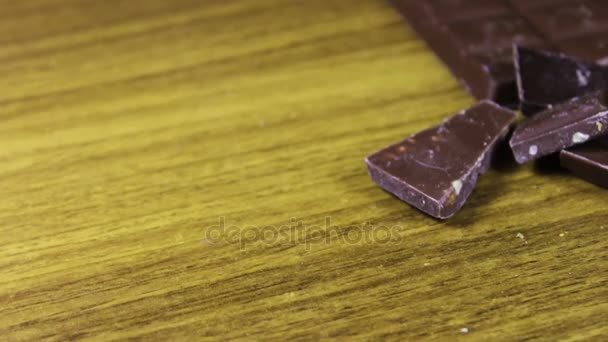 Mléko a tmavě čokoládové dlaždice na dřevěné background.chocolate bary zblízka — Stock video