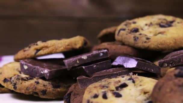 Chipkuchenplätzchen mit Schokolade und Milchstückchen und dunkler Schokolade — Stockvideo