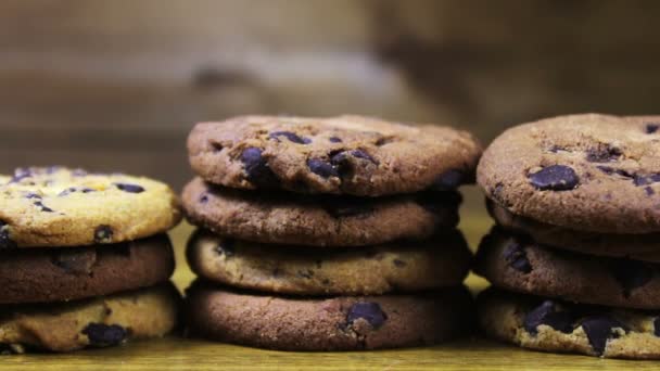Печиво з шоколадними чіпсами на столі повільний нахил — стокове відео