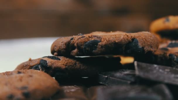 Galletas de pastel con chocolate y trozos de leche y chocolate negro — Vídeo de stock