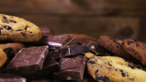 Viele Chip Cake Cookies mit Schokolade Nahaufnahme Kippen und Stücke von Milch und dunkler Schokolade — Stockvideo