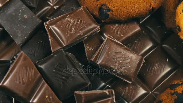 Mléko a tmavě čokoládové dlaždice na dřevěné background.chocolate bary zblízka — Stock video