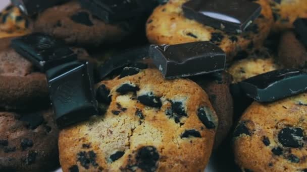 Galletas de pastel con chocolate y trozos de leche y chocolate negro — Vídeos de Stock