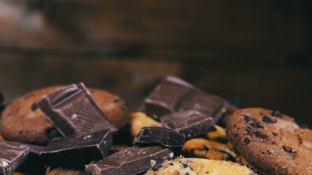 美味蛋糕曲奇巧克力片浅与牛奶和黑巧克力块 — 图库视频影像