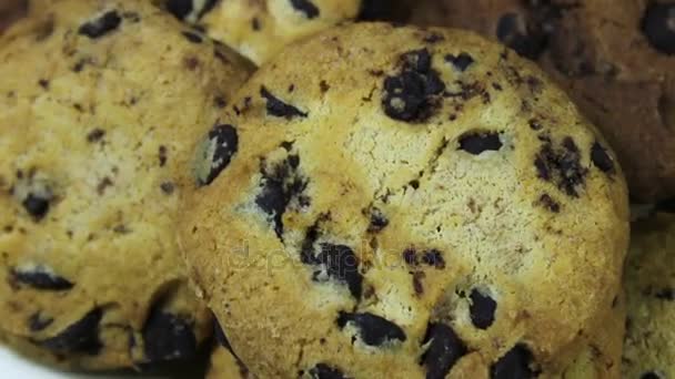 Imágenes de galletas caseras de chispas de chocolate — Vídeo de stock