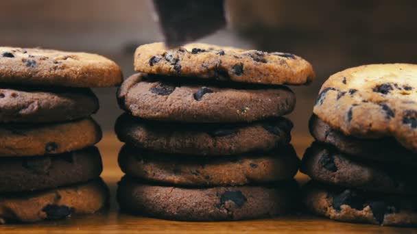 Schokolade Chip Kuchen Kekse auf dem Tisch langsame Neigung — Stockvideo