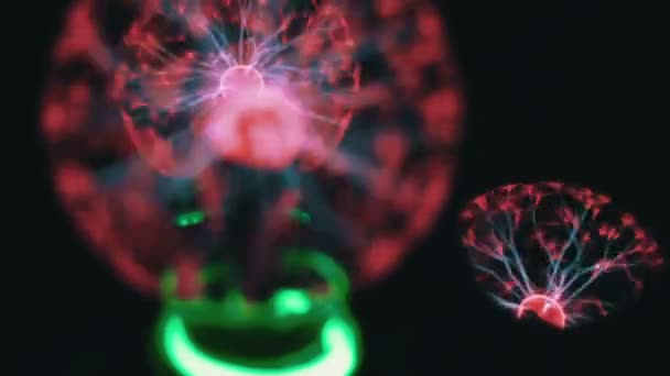 Vista de perto da bola de plasma com raios de energia em movimento dentro no fundo preto — Vídeo de Stock