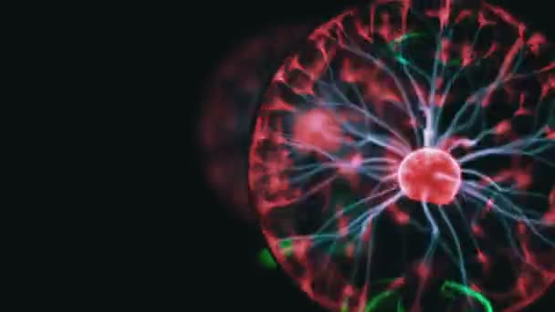 Vue rapprochée de la boule de plasma avec des rayons d'énergie mobiles à l'intérieur sur fond noir 