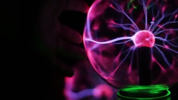 Närbild bild av plasma boll med rörliga energi strålar inne på svart bakgrund — Stockvideo