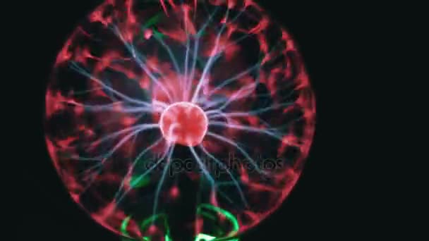 Vista de perto da bola de plasma com raios de energia em movimento dentro no fundo preto — Vídeo de Stock