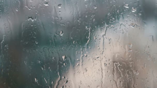 La pluie tombe sur les fenêtres des ménages . — Video