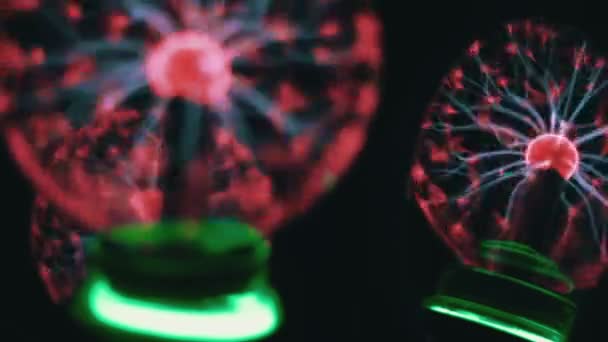 Vue rapprochée de la boule de plasma avec des rayons d'énergie mobiles à l'intérieur sur fond noir — Video