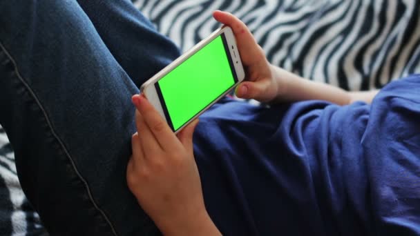 Trzymając urządzenie z ekranem dotykowym, zbliżenie nastolatek rąk za pomocą inteligentnego telefonu. Chroma-key, zielonego — Wideo stockowe