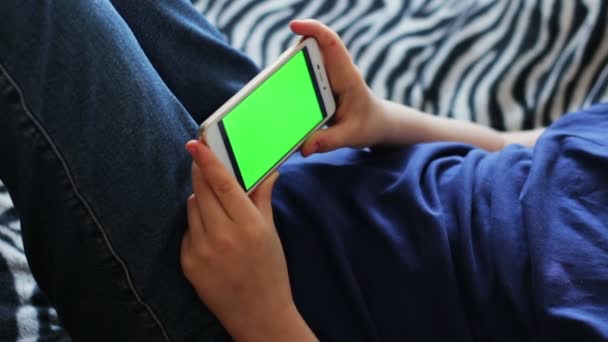 Trzymając urządzenie z ekranem dotykowym, zbliżenie nastolatek rąk za pomocą inteligentnego telefonu. Chroma-key, zielonego — Wideo stockowe