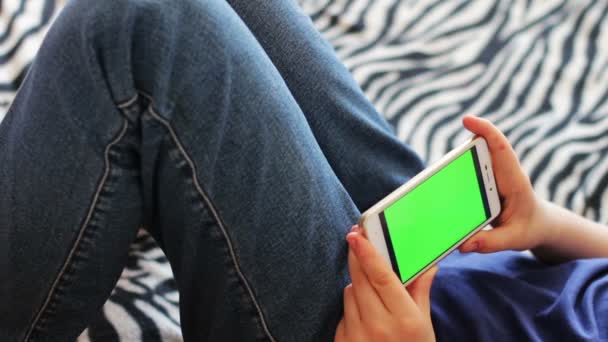 Segurando Touchscreen Device, Close-up de mãos adolescentes usando um telefone inteligente. chroma-key, tela verde — Vídeo de Stock