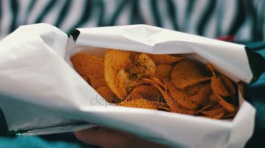 Evde kanepe patates cipsi elle yeme çocuk genç