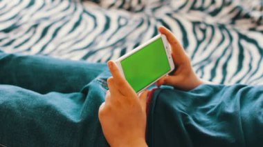 dokunmatik ekran cihaz, bir akıllı telefon kullanarak eller close-up holding. Chroma anahtar yeşil ekran