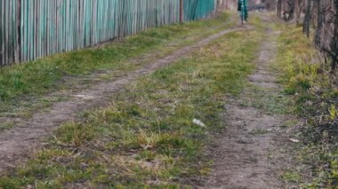 Genç köyün bir eski vintage mavi bisiklet sürmek.