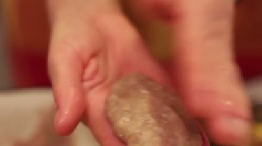 Bir hamburger göğsü taze kıyma ile ev bir mutfak yapma kadın