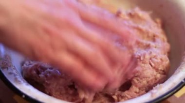 Bir hamburger göğsü taze kıyma ile ev bir mutfak yapma kadın