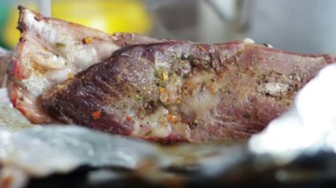 Taze baharatlar ile yeni pişirilmiş pastırma parçası