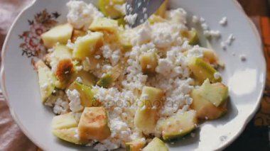 Peynir peynirli kek pişirme için karıştırma