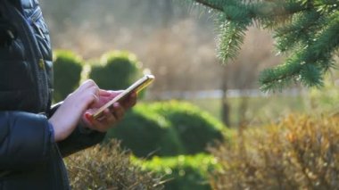 Kadın el smartphone kullanmak ve yüz kitap sosyal ağ sitesi, tipik haber göz atın