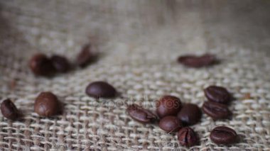 Kahve çekirdeği içinde makro çekim düşüyor