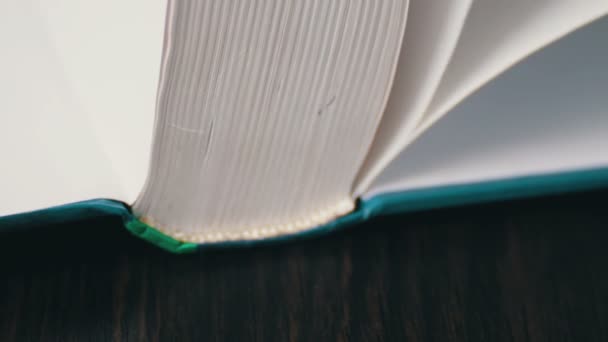 Nouvelles pages du livre tournant, feuilletant et livre 
