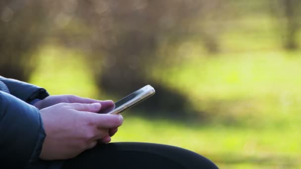 Vrouw handen gebruiken van smartphone en bladeren gezicht boek sociale netwerksite, bericht aan het typen — Stockvideo