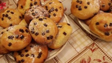 Taze pişmiş kek çikolata pembe dilimleri ile pudra şekeri serpilir ile