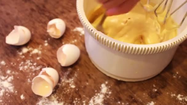 Mixer whisk dough for dessert — Stock Video