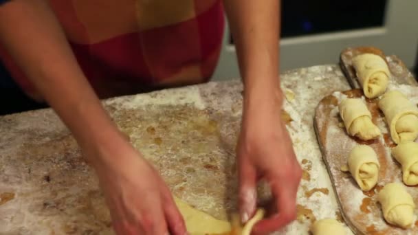 En kvinna sätter på färska bitar av degen aprikos sylt — Stockvideo