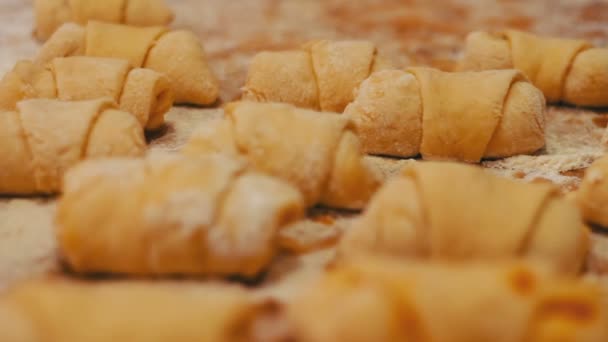 Un croissants casero recién hecho de la masa — Vídeo de stock