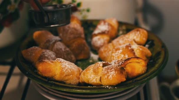 Croissants fraîchement cuits sur une assiette dans une cuisine maison — Video