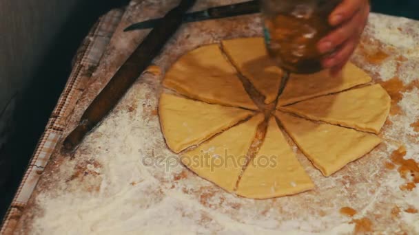 Жінка кладе свіжі шматочки тіста абрикосового варення — стокове відео