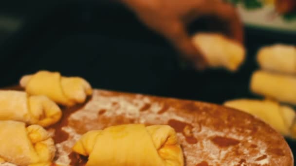 Domácí croissanty, které jsou rozloženy na plech — Stock video