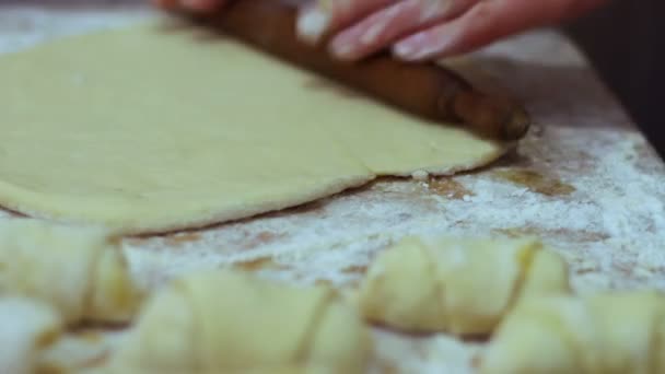 女人和面团一起工作。制作自制牛角面包 — 图库视频影像