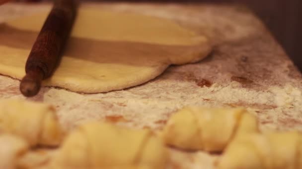 Una mujer que trabaja con pasta. hacer croissants caseros — Vídeos de Stock